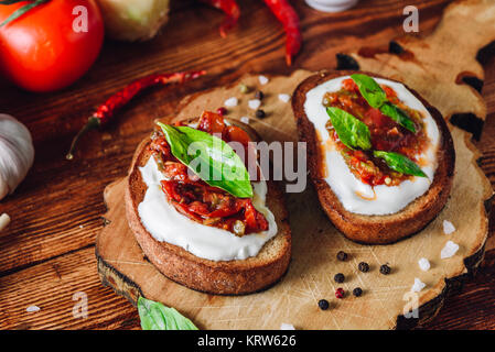 Bruschetta mit getrockneten Tomaten und würziger Sauce Stockfoto