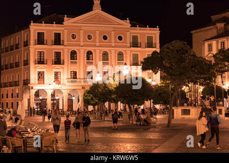 Plaza Mayor De Segovia, Spanien bei Nacht mit Menschen zu Fuß und Essen auf dem Platz Stockfoto