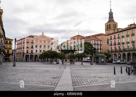 Der Plaza Mayor, dem Hauptplatz in Segovia, Spanien im frühen Morgenlicht verlassen Stockfoto