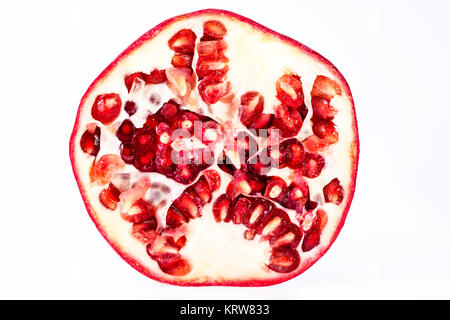 Frucht der rote Granatapfel auf weißem Hintergrund, aus der Nähe. Stockfoto