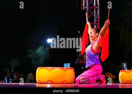 BANGKOK, THAILAND - 20. FEBRUAR 2016: Jinan acrobatic troupe in Rama IX Park in einem chinesischen Neujahrsfest. Die Gruppe ist eine der Bes Stockfoto