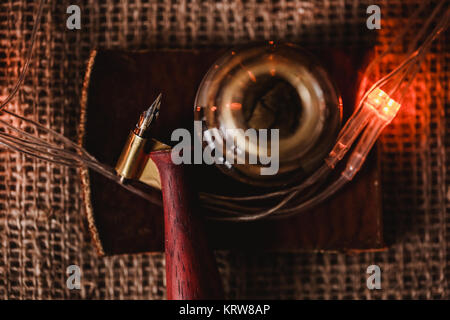 Kalligrafische eingestellt. Kalligraphie Stifthalter, Feder und Tinte auf vintage Hintergrund Gold mit neuen Jahr leuchten. Stockfoto