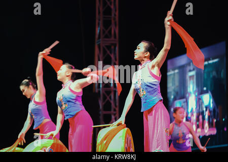 BANGKOK, THAILAND - 20. FEBRUAR 2016: Jinan acrobatic troupe in Rama IX Park in einem chinesischen Neujahrsfest. Die Gruppe ist eine der Bes Stockfoto