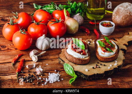 Zwei Bruschetta mit Tomaten und würziger Sauce Stockfoto