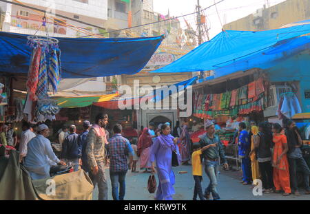 Menschen besuchen Hazrat Nizamuddin komplexe Islamischen Raum New Delhi Indien Stockfoto