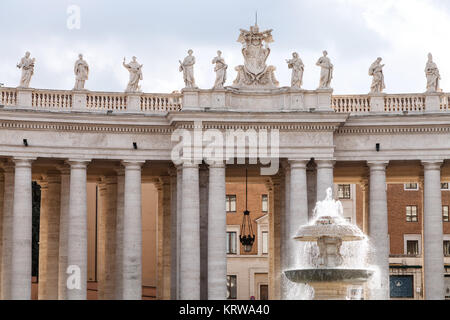 Brunnen und die Kolonnaden des Petersplatzes Stockfoto