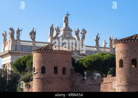 Stadtmauer und Archbasilica St. Johannes im Lateran Stockfoto