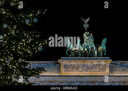 Ein Fragment des Brandenburger Tors (Quadriga Nahaufnahme) und ein Fragment eines Weihnachtsbaumes im Vordergrund. Stockfoto