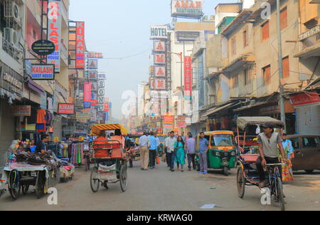 Menschen besuchen Paharganj Main Bazaar Markt in Neu Delhi Indien. Stockfoto