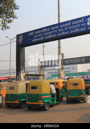 Tuk Tuk motorbike Taxis warten für die Fahrgäste an Neu Delhi Bahnhof in Neu Delhi Indien. Stockfoto