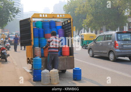 Inder liefert Trinkwasser in New Delhi Indien Stockfoto
