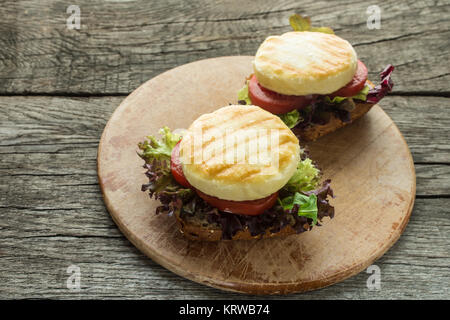 Snackbar mit Grill Käse und Salat Stockfoto