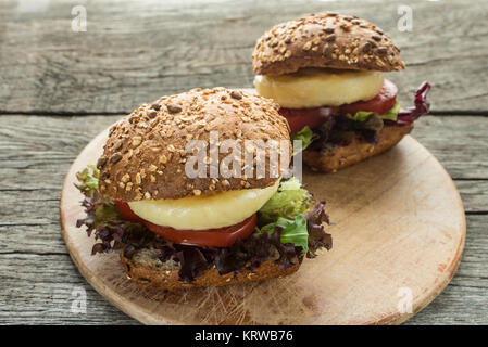 Vegetarische Burger vom Grill Käse und Salat Stockfoto