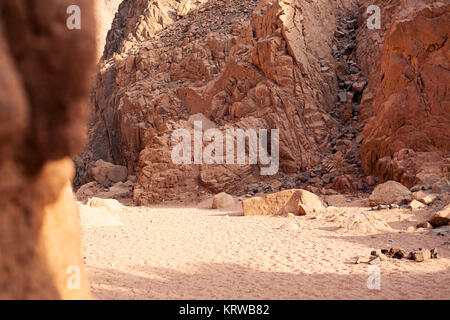 Schlucht farbigen Canyon in Ägypten an der Spitze am Rand der Klippe. Stockfoto