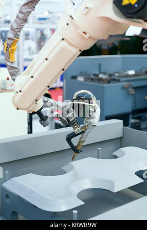 Industriellen Schweißen Roboterarm Stockfoto