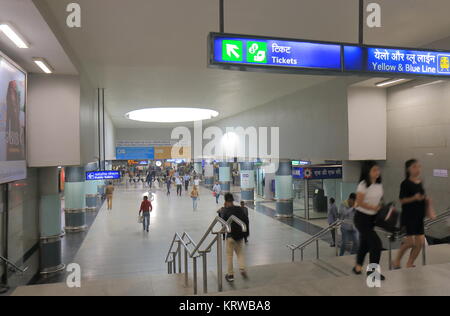 Die Menschen reisen an Rajiv Chowk U-Bahnhof New Delhi Indien Stockfoto