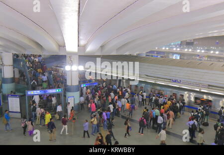 Die Menschen reisen an Rajiv Chowk U-Bahnhof New Delhi Indien Stockfoto