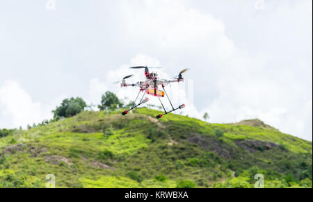 Flying drone in den Himmel Stockfoto