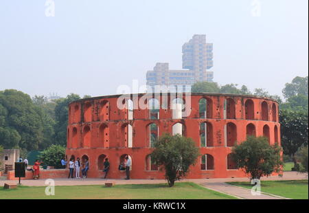 Menschen besuchen Jantar Mantar Architektur Astronomie Instrumente in Neu Delhi Indien. Jantar Mantar Astronomie war Bult 1726 Stockfoto