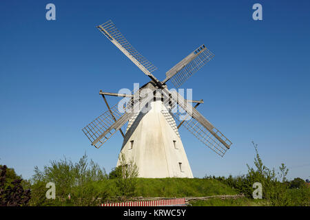 Die Mühle Grossenheerse (Petershagen) vor einem blauen Himmel ist Teil der Westfalen Mill Street (Deutschland). Stockfoto