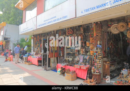 Menschen besuchen Tibetischen Street Market in New Delhi Indien Stockfoto