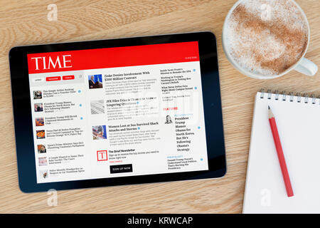 Die Zeit Zeitschrift Web site auf einem iPad Tablet Gerät, das auf einem Tisch liegt neben einem Notizblock und Bleistift und eine Tasse Kaffee (nur redaktionell) Stockfoto