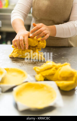 Chef Gebäck Bäcker Frau Vorbereitung und Ausarbeitung der dought mit Eiern Olivenöl Mehl Salz und Wasser für die Schaffung von Kuchen Cookies und Süßigkeiten gemacht. Stockfoto