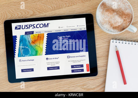 Die USPS Web site auf einem iPad Tablet Gerät, das auf einem Tisch liegt neben einem Notizblock und Bleistift und eine Tasse Kaffee (nur redaktionell) Stockfoto