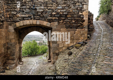 Eine von den vier Toren der mittelalterlichen Mauern im historischen Dorf Monsaraz. Alentejo. Portugal. Stockfoto