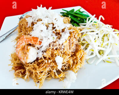 Gemischte knusprige Reisnudeln mit Garnelen oder Mi Krop Srong Kreung in thailändischer Sprache, Thai-Food-Style-Konzept und hausgemachte Idee Stockfoto