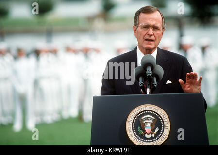 Präsident George H.W. Bush spricht während der Zeremonie für Admiral William J. Crowe Jr., Vorsitzender des Generalstabs. Die Zeremonie wird an der US Naval Academy in Annapolis statt. Stockfoto