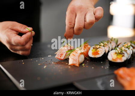 Nigiri z wÄ™Å'ososiem dzonym, Sushi. Klasyczne japoÅ"skie Sushi ich Poda Stockfoto