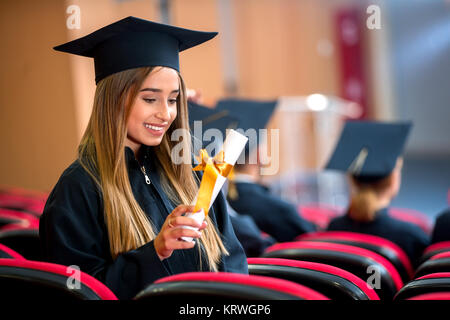 Bildung, Promotion, Technik und Mensch Konzept - Gruppe von Happy diverse internationale Studenten in Mörtel Boards und Bachelor- Kleider mit den Diplomen Stockfoto