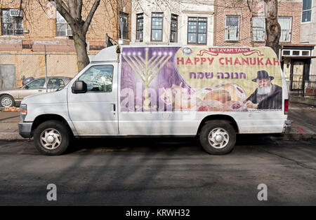 Ein Chabad Mitzvah Tank mit einem Foto der Lubavutcher Rebbe & Channukah Grüße auf Eastern Parkway in Crown Heights, Brooklyn NYC geparkt Stockfoto
