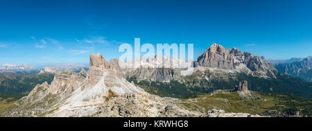 Blick von der Spitze des Nuvolau, die Bergkette, Tofane, Averau, Lagazuoi, Cinque Torri, Dolomiten, Südtirol Stockfoto