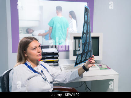 Sicher angenehmer Arzt arbeitet mit MRI-Scan-Ergebnisse Stockfoto