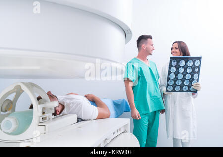 Sicher angenehmer Arzt arbeitet mit MRI-Scan-Ergebnisse Stockfoto