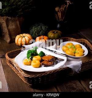 Knödel mit Kürbispüree und gegrillte Rippen Stockfoto