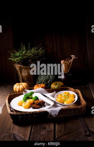 Knödel mit Kürbispüree und gegrillte Rippen Stockfoto