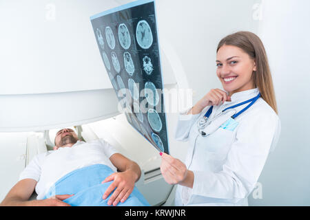 Sicher angenehmer Arzt arbeitet mit MRI-Scan-Ergebnisse Stockfoto