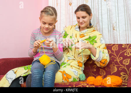 Mutter und Tochter sieben-Jahres-Strick auf den Nadeln zu Hause Stockfoto