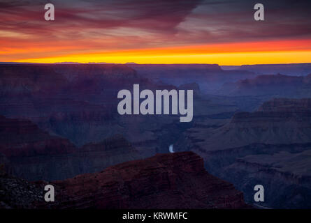 Bunte Himmel kurz nach Sonnenuntergang an der Hopi Point Blick entlang des South Rim des Grand Canyon Stockfoto