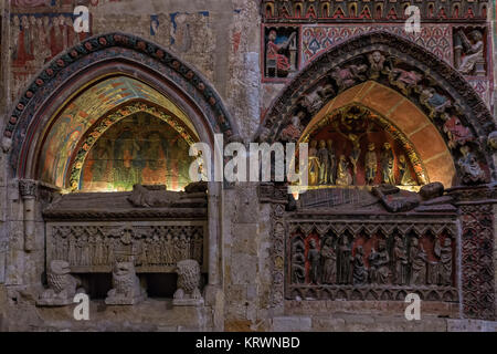 Mittelalterliche Gräber in der Alten Kathedrale von Salamanca. Spanien. Stockfoto