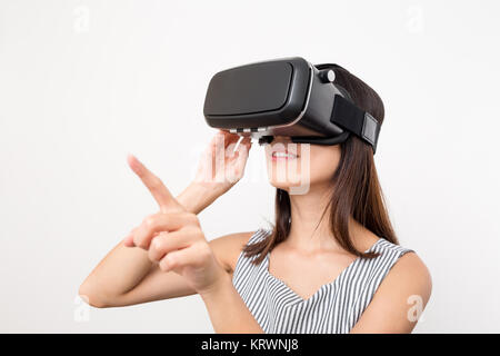 Frau mit Finger auf imaginäre Panel Anzeige auf VR-Gerät zu berühren Stockfoto