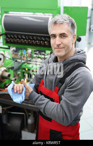 Gerät zur Überprüfung der Einspritzdüsen. Einspritzpumpe Reparaturwerkstatt, Injektor-Drucktester. Stockfoto