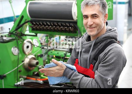 Gerät zur Überprüfung der Einspritzdüsen. Einspritzpumpe Reparaturwerkstatt, Injektor-Drucktester. Stockfoto