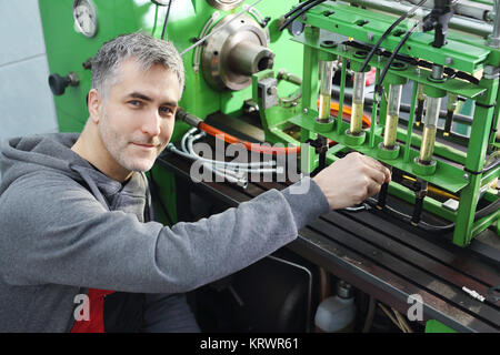 Gerät zur Überprüfung der Einspritzdüsen. Einspritzpumpe Reparaturwerkstatt, Injektor-Drucktester. Stockfoto