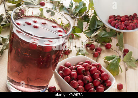 Getränk aus getrockneten Weißdorn-Beeren Stockfoto