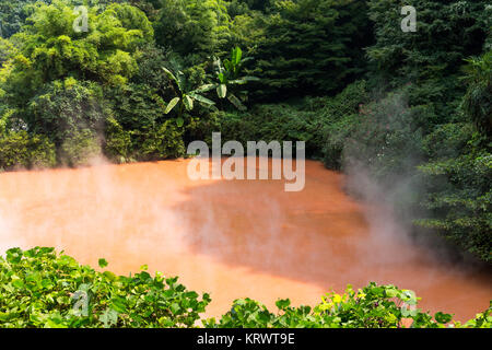 Blut Teich Hölle in Beppu Stockfoto