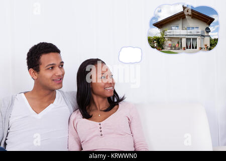 Mann auf etwas gerichtet Stockfoto